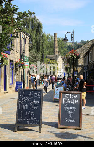 St George's Street in Hebden Bridge, einer hübschen Stadt in den oberen Calder Valley in West Yorkshire, UK Stockfoto