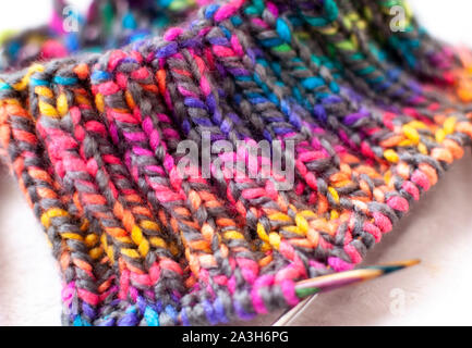 Strickmuster Textur, bunte Garne und Nadeln. Stockfoto