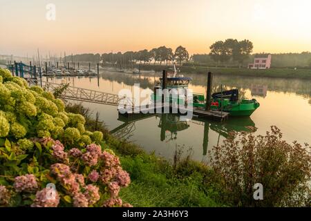 Frankreich, Somme, Somme Bay, Saint Valery sur Somme, der buoyage in den Hafen von Saint Valery, es ist das Boot, das den Kanal der Zugang zum Hafen und den Kampf gegen die Versandung unterhält Stockfoto