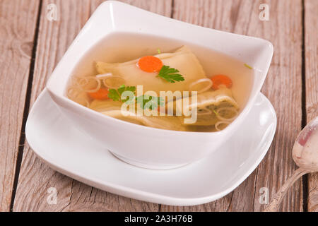 Maultaschen - Schwäbische gefüllte Pasta (ravioli). Stockfoto