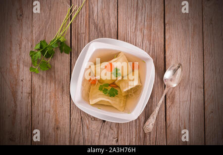 Maultaschen - Schwäbische gefüllte Pasta (ravioli). Stockfoto