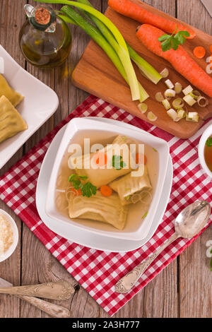 Maultaschen - Schwäbische gefüllte Pasta (ravioli). Stockfoto