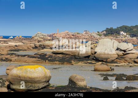 Frankreich, Cotes d'Armor, Cote De Granit Rose, Perros Guirrec, Ploumanac'h, die Küste und den Leuchtturm im Hintergrund Stockfoto