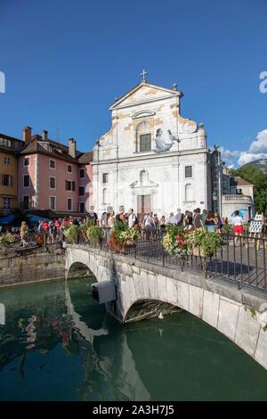 Frankreich, Haute Savoie, Annecy, churche des hl. Franz von Sales und Quai du Semnoz am Ufer des Thiou Kanal Abflußkanal des Sees, figurative Collage auf die Kirche Fassade von Berliner Künstlern und Künstlerinnen Maria Vill und David Mannstein Stockfoto