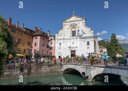 Frankreich, Haute Savoie, Annecy, churche des hl. Franz von Sales und Quai du Semnoz am Ufer des Thiou Kanal Abflußkanal des Sees, figurative Collage auf die Kirche Fassade von Berliner Künstlern und Künstlerinnen Maria Vill und David Mannstein Stockfoto