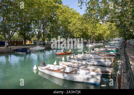 Frankreich, Haute Savoie, Annecy, Boote auf dem Kanal du Vasse und die Pont des Amours Stockfoto