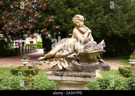 Frankreich, Charente Maritime, Dampierre sur Boutonne Schloss, Statue von diktynna Garten Stockfoto