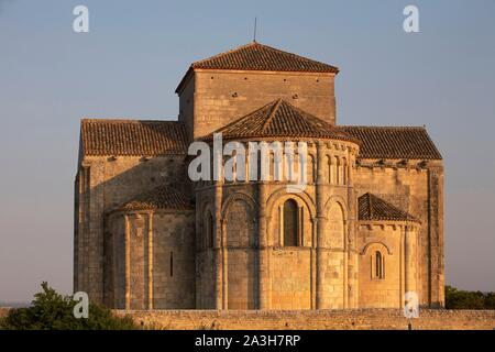 Frankreich, Charente Maritime, Mündung der Gironde, Talmont sur Gironde, Les Plus beaux villages de France (Schönste Dörfer Frankreichs), Bett der Sainte Radegonde Kirche, in der Saintonge romanischen Stil Stockfoto