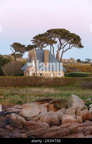 Frankreich, Cotes d'Armor, rosa Granit Küste, Perros Guirec, auf dem Fußweg oder GR34 Wanderweg, Haus in Ploumanac'h-Punkt Stockfoto