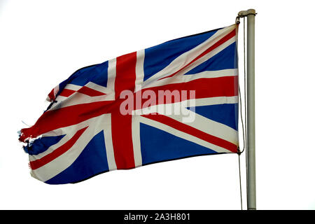 Abgenutzte Großbritannien Flagge in eine steife Brise flattern Stockfoto