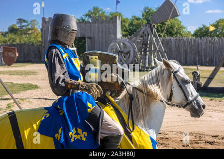 Mittelalterliche Ritter zu Pferd und Gegengewicht trebuchet im Château de Tiffauges, mittelalterliche Burg, Vendée, Frankreich Stockfoto