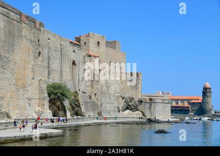 Frankreich, Pyrenees Orientales, Collioure, Chateau Royal du VIIe si? Cle, promeneurs sur un Chemin de Bordüre de Mer longeant une Muraille Stockfoto