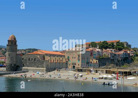 Frankreich, Pyrenees Orientales, Collioure, Boramar Strand mit der Kirche von Notre Dames des Anges des 17. Jahrhunderts auf der linken Seite Stockfoto