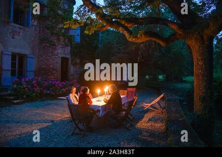 Frankreich, Saone-et-Loire, La Roche, Candlelight Dinner unter einem Baum auf einer Eigenschaft Stockfoto