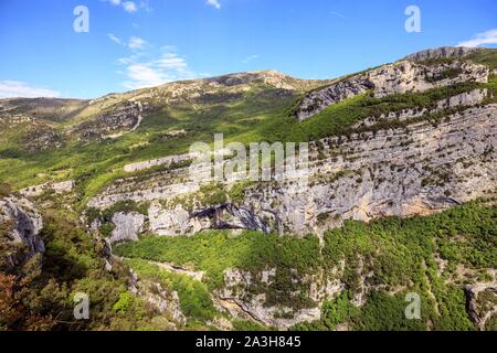 Frankreich, Alpes Maritimes, Parc Naturel Regional des Prealpes d'Azur Gourdon, Gorges du Loup und dem Dorf Courmes Stockfoto