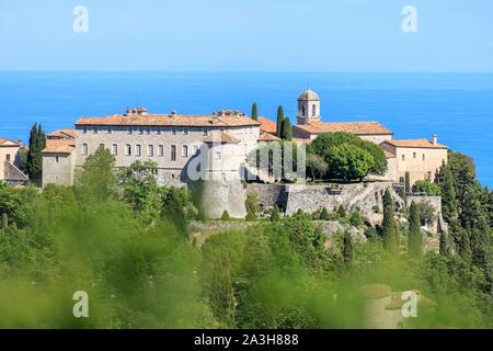 Frankreich, Alpes Maritimes, Parc Naturel Regional des Prealpes d'Azur Gourdon, beschriftet Les Plus beaux villages de France, die Küste der C?te d'Azur im Hintergrund Stockfoto