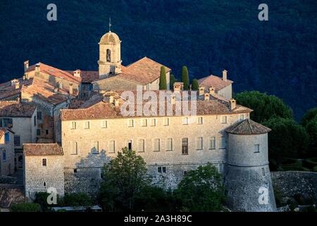 Frankreich, Alpes Maritimes, Parc Naturel Regional des Prealpes d'Azur Gourdon, beschriftet Les Plus beaux villages de France Stockfoto