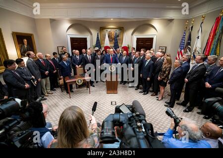Washington, Vereinigte Staaten von Amerika. 07 Okt, 2019. Washington, Vereinigte Staaten von Amerika. 07. Oktober 2019. Us-Präsident Donald Trump liefert Erläuterungen bei der Unterzeichnung für die US-japanischen Handelsabkommen und die US-japanischen digitalen Handelsabkommen im Roosevelt Raum des Weißen Hauses Oktober 7, 2019 in Washington, DC. Credit: Tia Dufour/White House Photo/Alamy leben Nachrichten Stockfoto