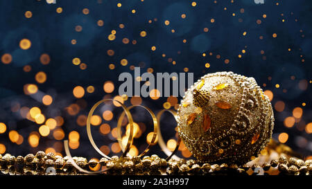 Christmas Ball mit Weihnachten Funken im Dunkeln. Frohes Neues Jahr Karte Stockfoto