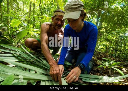 Ecuador, Tena, immersion Leben Erfahrungen mit der Waoranis des Rio Nushino, lernen die Technik der Flechten Palmwedel bush Taschen Stockfoto