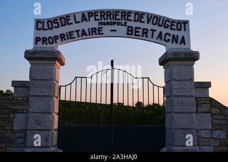Frankreich, Cote d'Or, Vougeot, kulturellen Landschaft des Burgund Klimas als Weltkulturerbe von der UNESCO, Cote de Nuits, Clos de la Perri? Re de Vougeot bei Sonnenaufgang Stockfoto