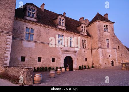 Frankreich, Cote d'Or, Vougeot, kulturellen Landschaft des Burgund Klimas als Weltkulturerbe von der UNESCO, Cote de Nuits, das Schloss bei Sonnenaufgang Stockfoto