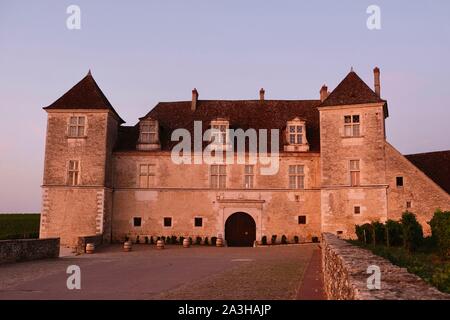 Frankreich, Cote d'Or, Vougeot, kulturellen Landschaft des Burgund Klimas als Weltkulturerbe von der UNESCO, Cote de Nuits, das Schloss bei Sonnenaufgang Stockfoto
