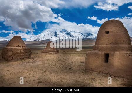 China, Xinjiang autonome Region, Pamir Hochland, Weiden und semi-nomadischen kirghize Gemeinschaften von See Karakul, Tumbs am Fuße des Mustagh Ata, 7546 m Stockfoto