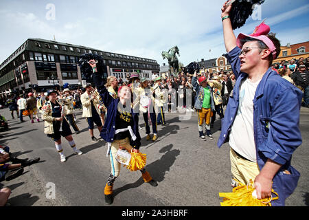 LINKÖPING 20170513 Kårtegen unter Studentorkesterfestivalen, SOF, ich Linköping på lördagen. Många Kårtegen lockade besökare år och ich'S Var temat Sverige genom tiderna". Der Student Orchester Festival, SOF, in Linköping am Samstag. Das Festival lockte viele Besucher und das Thema in diesem Jahr war "Schweden durch die Jahrhunderte". Foto Jeppe Gustafsson Stockfoto