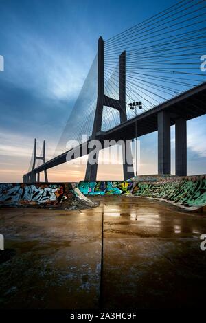Portugal, Lissabon, Vasco da Gama Brücke in den Fluss Tagus Bay Stockfoto
