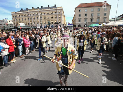 LINKÖPING 20170513 Kårtegen unter Studentorkesterfestivalen, SOF, ich Linköping på lördagen. Många Kårtegen lockade besökare år och ich'S Var temat Sverige genom tiderna". Der Student Orchester Festival, SOF, in Linköping am Samstag. Das Festival lockte viele Besucher und das Thema in diesem Jahr war "Schweden durch die Jahrhunderte". Foto Jeppe Gustafsson Stockfoto