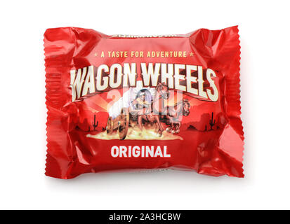 Samara, Russland - Dezember 2018. Produkt schuss Lastwagenräder Original-cookie isoliert auf weißem Stockfoto
