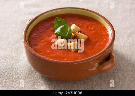 Tomatensuppe in brauner Schale garniert mit Croutons Stockfoto