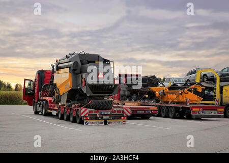 Volvo FH Lkw Gois Logistik übergroßen Last Transport von Sampo Rosenlew 3085 L Mähdrescher mit Header, Ansicht von hinten. Salo, Finnland. Oktober 6, 2019. Stockfoto