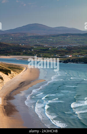 Eine einsame Figur auf fünf Fingern Strang, Trawbreaga Bay und Dunaff Kopf von Soldaten Hill, Halbinsel Inishowen, Co Donegal, Irland Stockfoto