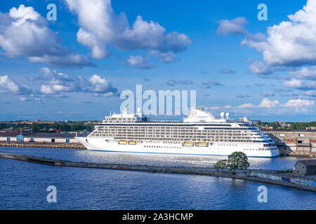 Das kreuzfahrtschiff Seven Seas Explorer angedockt in Riga, Lettland. Stockfoto