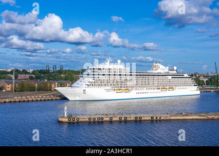 Das kreuzfahrtschiff Seven Seas Explorer angedockt in Riga, Lettland. Stockfoto