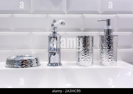 Seifen- und Shampoospender in der Nähe von keramischen Wasser Waschbecken mit Wasserhahn in teuren loft Bad tippen Stockfoto