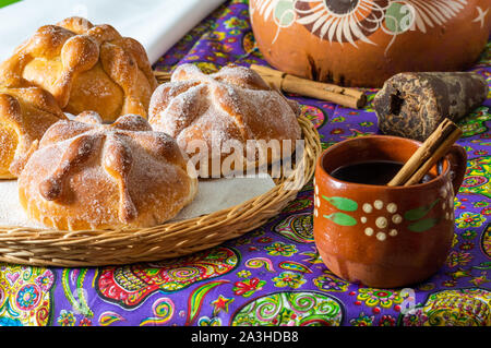 Traditionelle mexikanische Brot der Toten (Pan de Muerto) serviert mit Kaffee aus dem Topf (Cafe de Olla), dieses Brot ist rund um den Tag der Toten ce Stockfoto