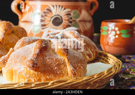 Traditionelle mexikanische Brot der Toten (Pan de Muerto) serviert mit Kaffee aus dem Topf (Cafe de Olla), dieses Brot ist rund um den Tag der Toten ce Stockfoto