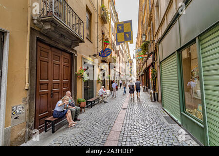 Menschen zu Fuß entlang der Via S. Tommaso, eine schmale Straße in Turin, Italien Stockfoto