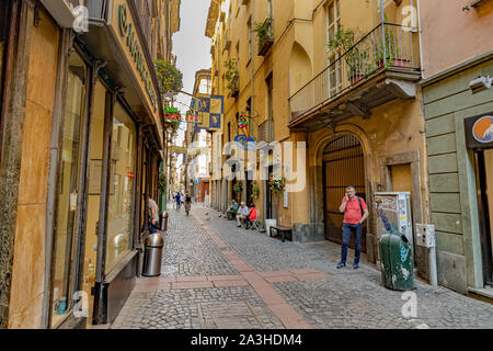 Menschen zu Fuß entlang der Via S. Tommaso, eine schmale Straße in Turin, Italien Stockfoto