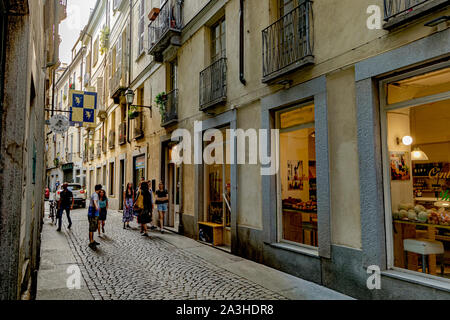 Eine Gruppe von jungen Menschen zu Fuß entlang der Via Giuseppe Barbaroux, eine schmale Straße in Turin, Italien Stockfoto