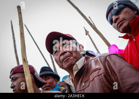 Quito, Ecuador. 08 Okt, 2019. Demonstranten nehmen teil mit Stöcken in einem Protest gegen wirtschaftliche Präsident Moreno. Die Konföderation der indigenen Völker (Conaie) hat für einen großen Marsch nach Quito genannt. Der ecuadorianischen Hauptstadt erwartet rund 20.000 Demonstranten der indigenen Völker gegen die Preiserhöhungen und die Erdölförderung in ihren Territorien am Dienstag protestieren zu bewirten. Die Regierung den Notstand und bewegt von der Hauptstadt nach Guayaquil. Credit: Juan Diego Montenegro/dpa/Alamy leben Nachrichten Stockfoto