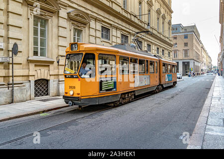 Eine Straßenbahn von Turin führt entlang der Via XX Settembre, Turin, Italien Stockfoto