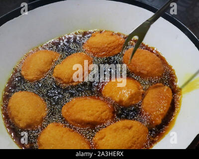 Acaraje traditionelle brasilianische Street Food von Bahia. Der black eyed peas Deep Fried in dende Palmöl hergestellt. Stockfoto