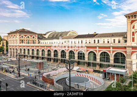 Die schöne Fassade des Torino Porta Nuova railway station, dem Hauptbahnhof von Turin und die Dritte verkehrsreichsten Bahnhof in Italien Stockfoto