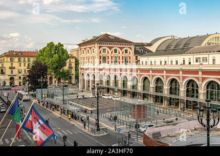 Die schöne Fassade des Torino Porta Nuova railway station, dem Hauptbahnhof von Turin und die Dritte verkehrsreichsten Bahnhof in Italien Stockfoto