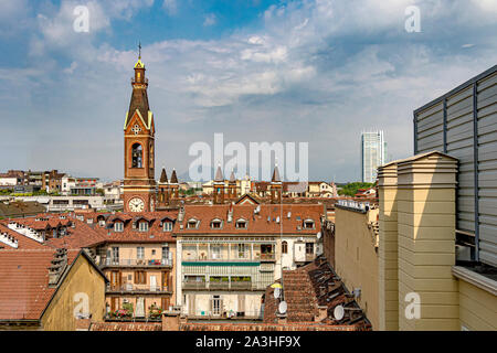 Die Dächer und den Kirchturm von Chiesa di San Secondo in Turin, Italien Stockfoto