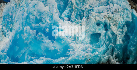 USA, Alaska, Tracy Arm-Furten Terror Wildnis, Antenne Panoramablick auf zerbrochenen blauen Fläche von Dawes Gletscher im Sommer am Nachmittag Stockfoto